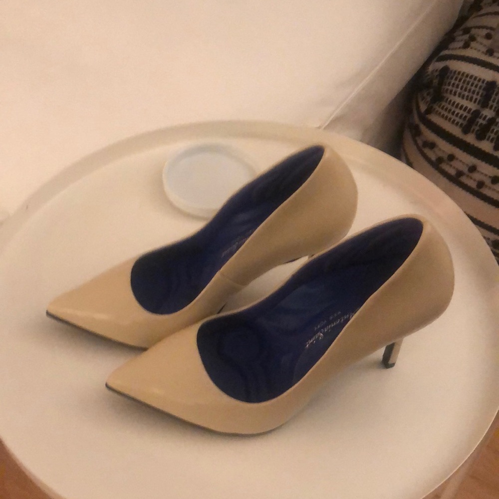 NWOT Antonia Saint Victoria Nude Heels Pumps 8 Contoured Support Pointed Toe